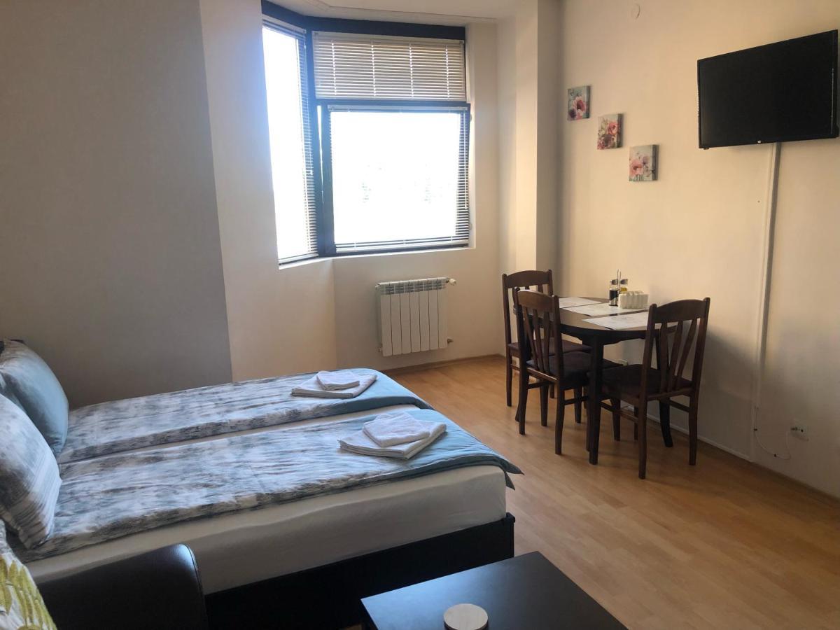 בורובץ Flora Hotel Studio מראה חיצוני תמונה